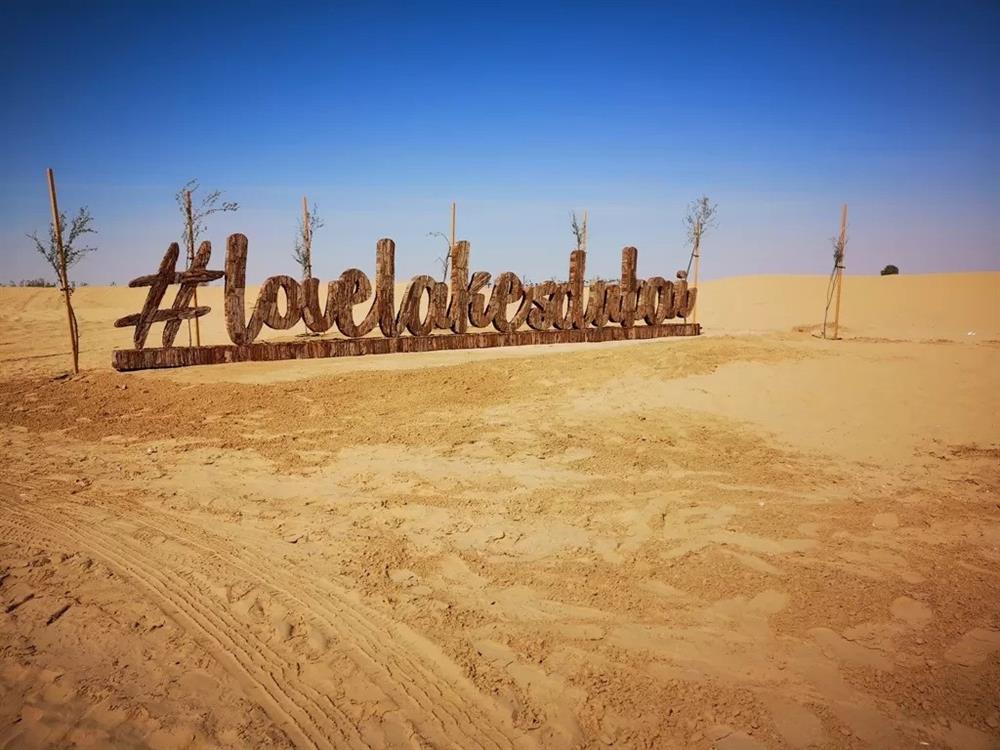 Hồ tình yêu hình trái tim khổng lồ nổi bật giữa sa mạc Dubai-1