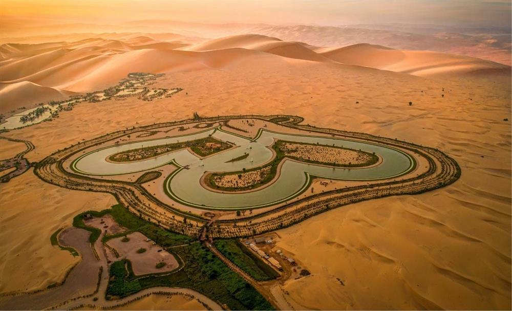 Hồ tình yêu hình trái tim khổng lồ nổi bật giữa sa mạc Dubai-2