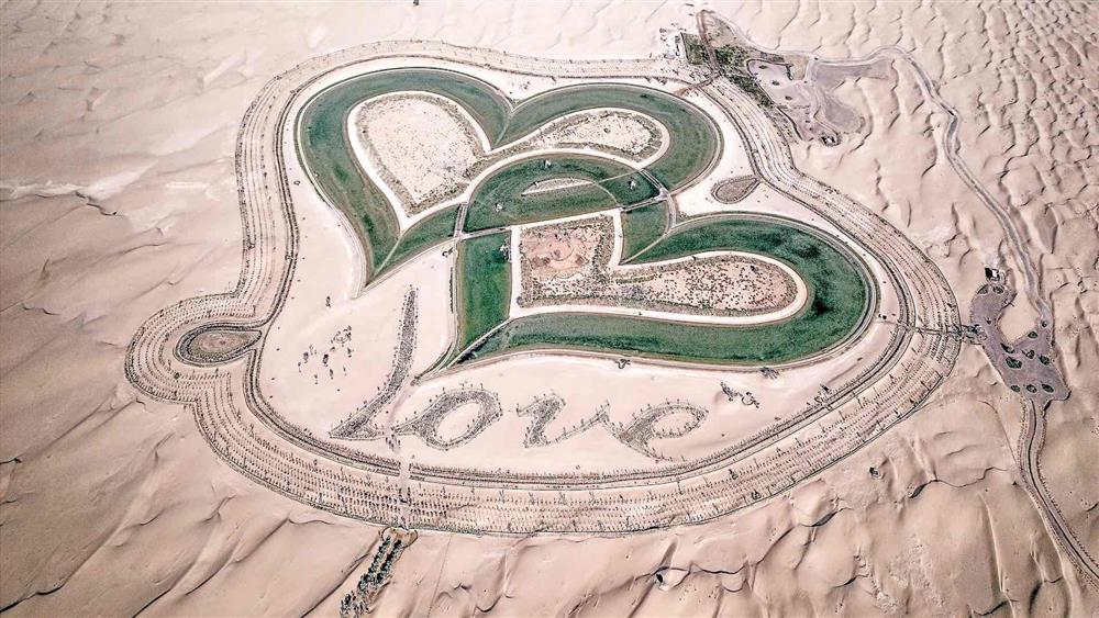 Hồ tình yêu hình trái tim khổng lồ nổi bật giữa sa mạc Dubai-3
