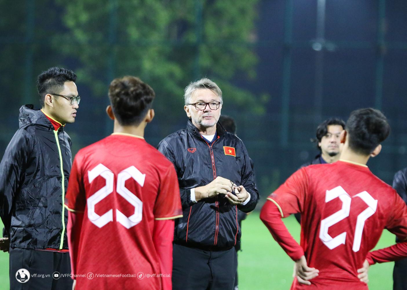 Chấp nhận chỉ trích, HLV Philippe Troussier kiên nhẫn với tuyển Việt Nam-2