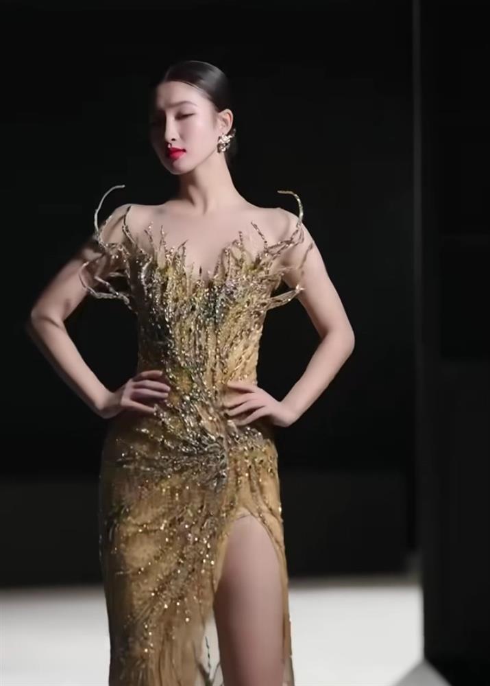 Thần tiên tỷ tỷ Phương Nhi chọn phong cách điệu đà khi đi thi quốc tế-5