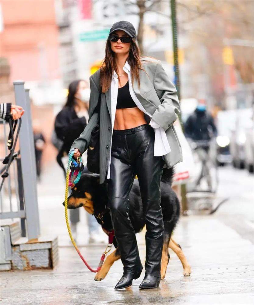 Cô gái nổi tiếng nhờ luôn ăn mặc sành điệu khi dạo phố cùng cún cưng-5