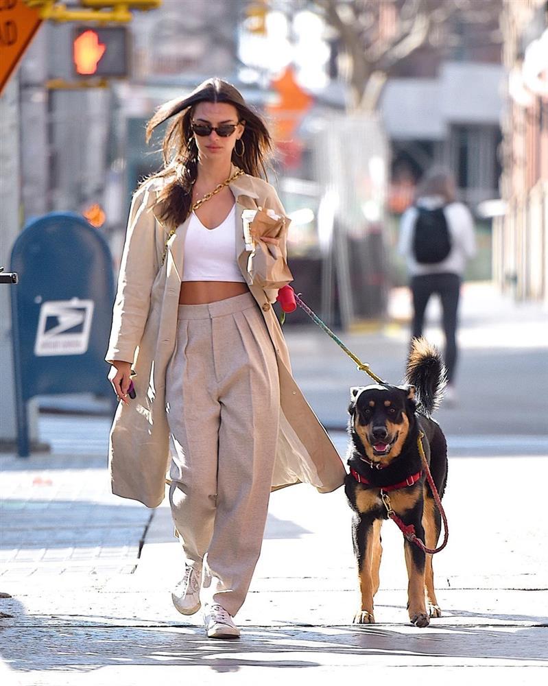 Cô gái nổi tiếng nhờ luôn ăn mặc sành điệu khi dạo phố cùng cún cưng-8