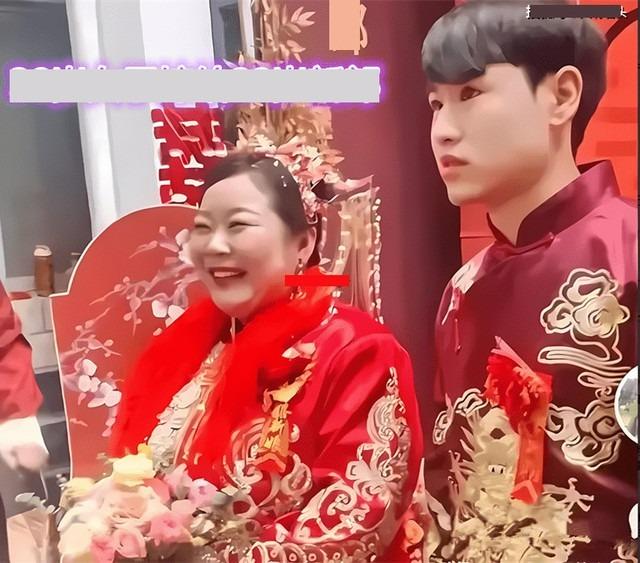 Con trai đưa bạn gái về ra mắt, cha mẹ ngỡ ngàng tưởng đó là bà thông gia tương lai-1