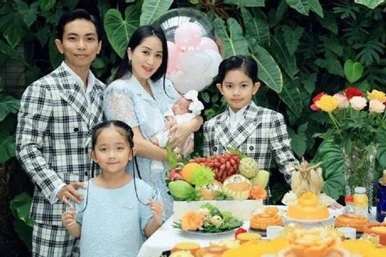 Làm tiệc đầy tháng cho nhóc tỳ thứ 3, nhan sắc Khánh Thi gây chú ý