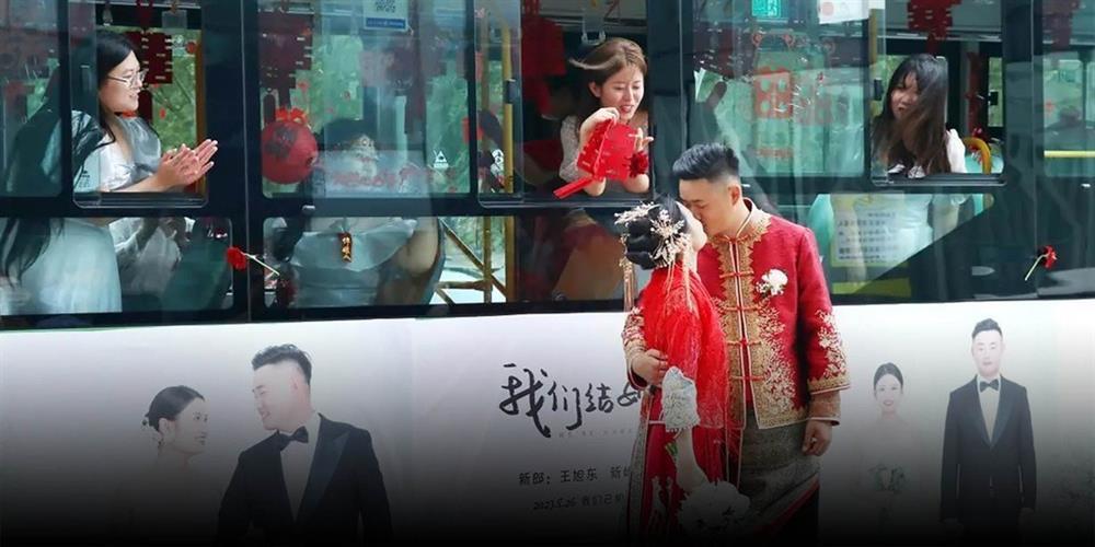 Cô dâu - chú rể thời nay thích tổ chức đám cưới trên xe bus, gửi thiệp ảo-1