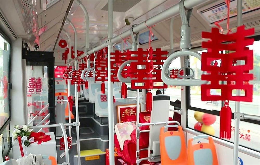 Cô dâu - chú rể thời nay thích tổ chức đám cưới trên xe bus, gửi thiệp ảo-2