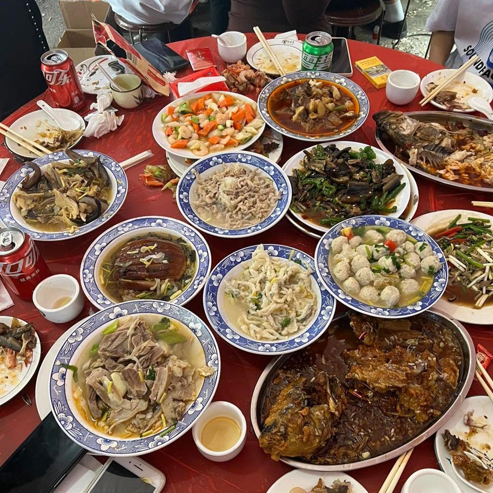 Cô gái Việt sốc dự đám cưới ở Trung Quốc: Cỗ 30 món, đọc to tiền mừng-5