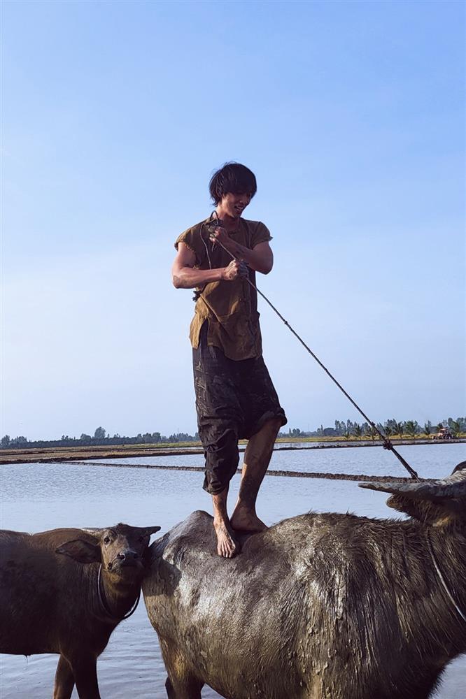 Diễn viên Đất Rừng Phương Nam có body 6 múi, dùng đồ hiệu không kém Trấn Thành-2