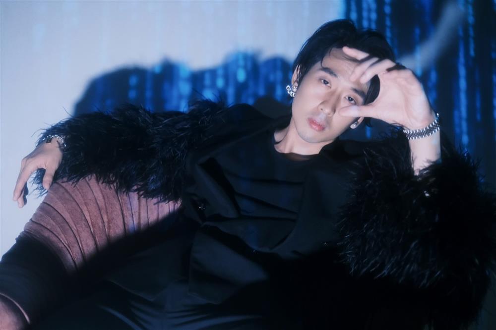 Diễn viên Đất Rừng Phương Nam có body 6 múi, dùng đồ hiệu không kém Trấn Thành-6