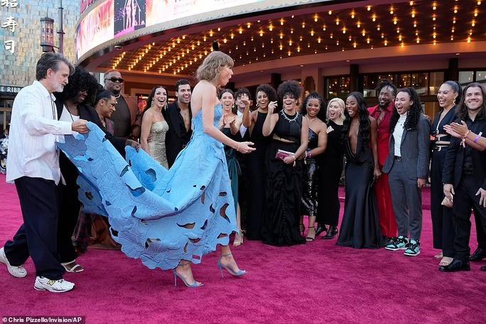 Taylor Swift đẹp dịu dàng trên thảm đỏ-4