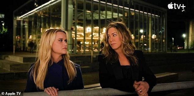 Vợ cũ Brad Pitt gây sốt với vóc dáng tuổi 54 trong cảnh khỏa thân-4