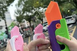 Mối nguy hại khôn lường của 'dao cà rốt' - món đồ chơi trẻ em đang gây sốt