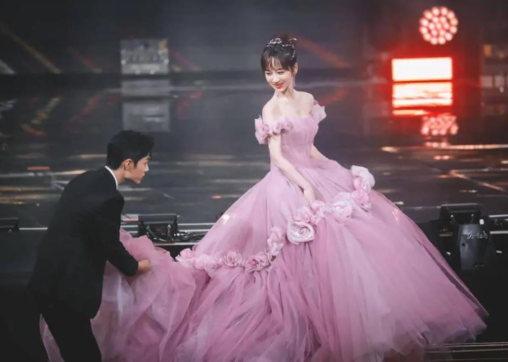 Loạt ảnh thân mật trong tiệc tối của Tiêu Chiến và Dương Tử bất ngờ bị đào lại-3