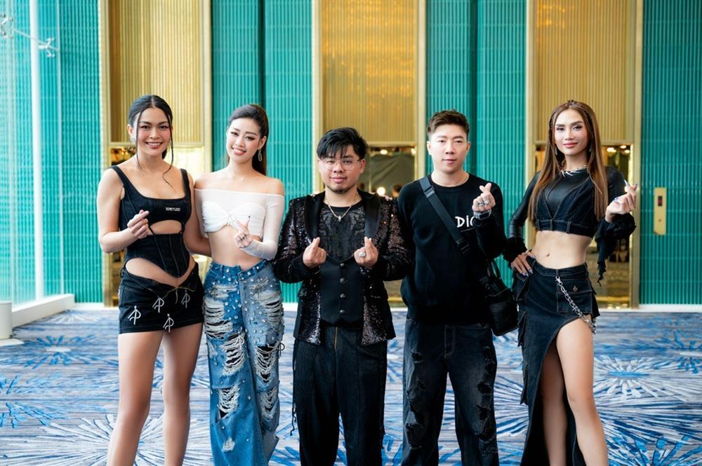 Khánh Vân, Võ Hoàng Yến mặc trang phục cá tính, đọ dáng khi làm giám khảo-1