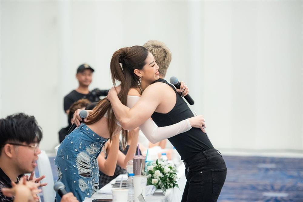 Khánh Vân, Võ Hoàng Yến mặc trang phục cá tính, đọ dáng khi làm giám khảo-7