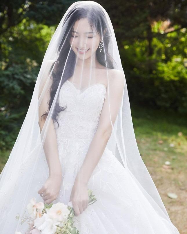 Bạn thân Han So Hee chính thức lên xe hoa, netizen hóng cận cảnh màn hội tụ của các visual siêu đỉnh-3