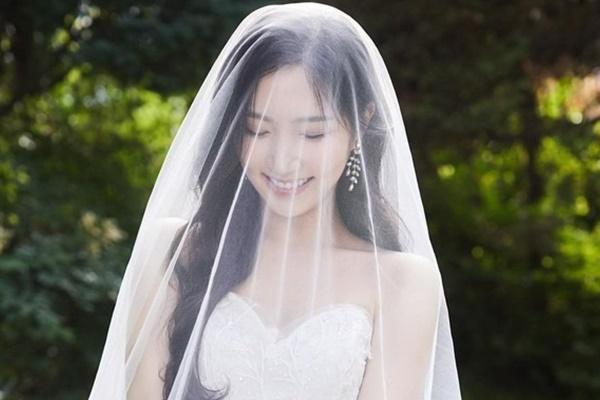 Bạn thân Han So Hee Hong Yoo Kyung chính thức lên xe hoa 2sao