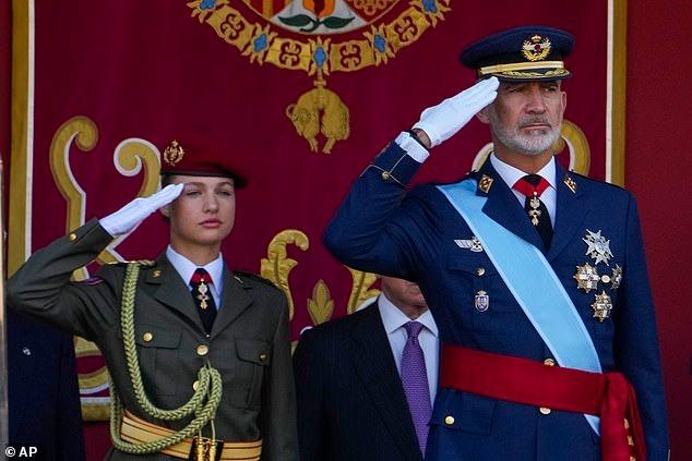 Nữ thân vương Leonor diện trang phục quân đội, thu hút sự chú ý trong lễ mừng Quốc khánh Tây Ban Nha-2