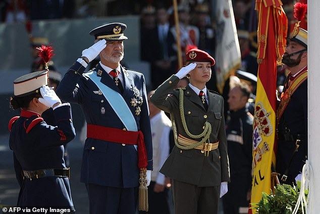 Nữ thân vương Leonor diện trang phục quân đội, thu hút sự chú ý trong lễ mừng Quốc khánh Tây Ban Nha-4