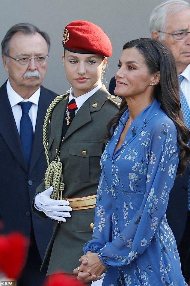 Nữ thân vương Leonor diện trang phục quân đội, thu hút sự chú ý trong lễ mừng Quốc khánh Tây Ban Nha-5