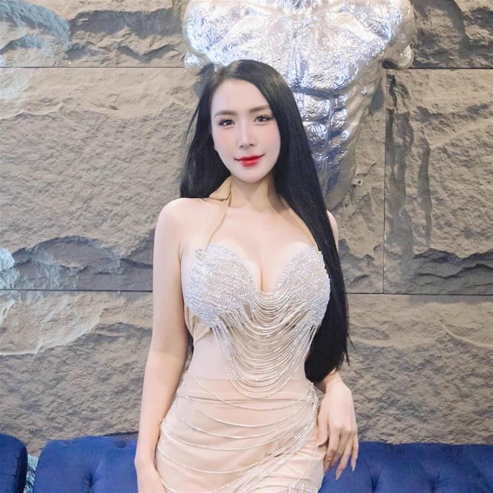 Vợ Khắc Việt cứ đi diễn là lên đồ ngắn, bó sát tôn body đồng hồ cát-3