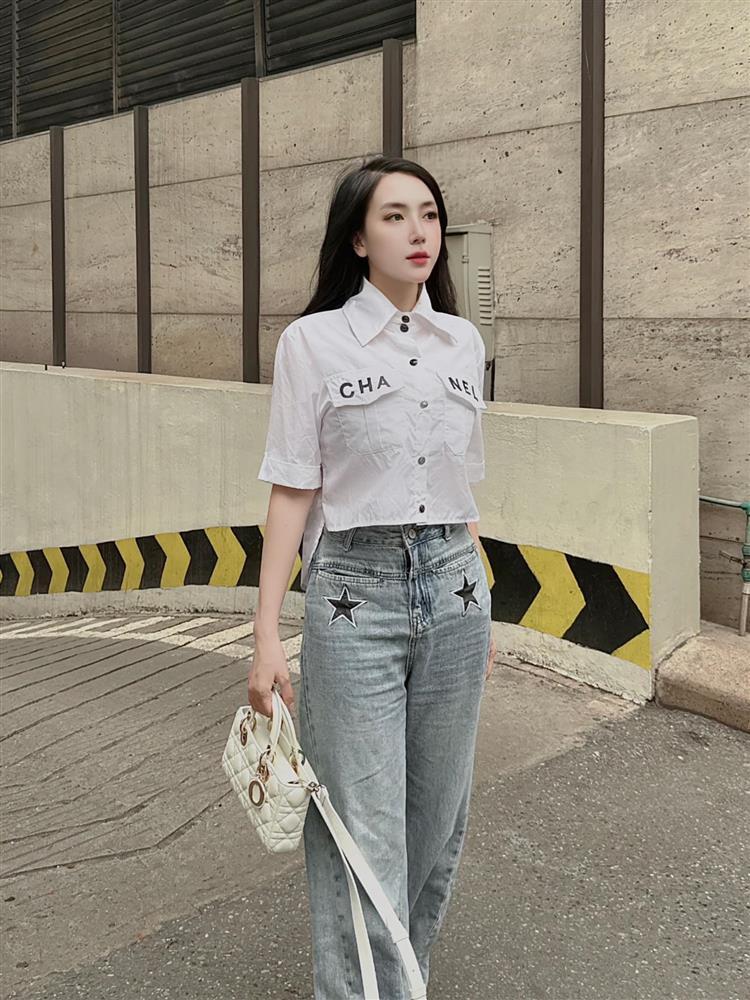 Vợ Khắc Việt cứ đi diễn là lên đồ ngắn, bó sát tôn body đồng hồ cát-8