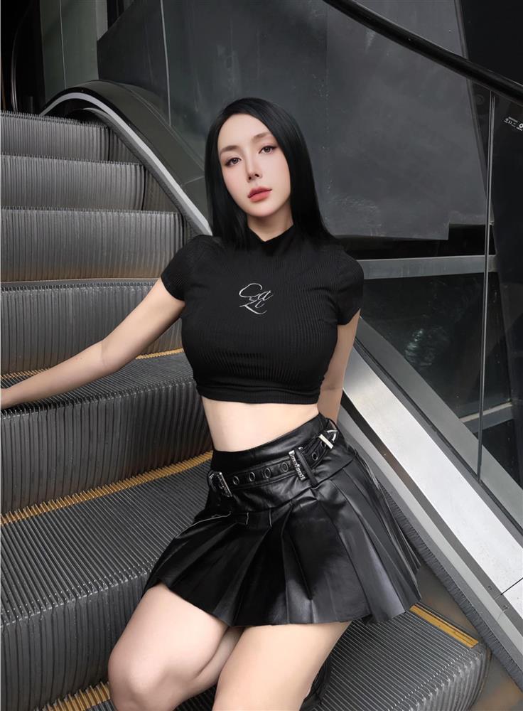 Vợ Khắc Việt cứ đi diễn là lên đồ ngắn, bó sát tôn body đồng hồ cát-10