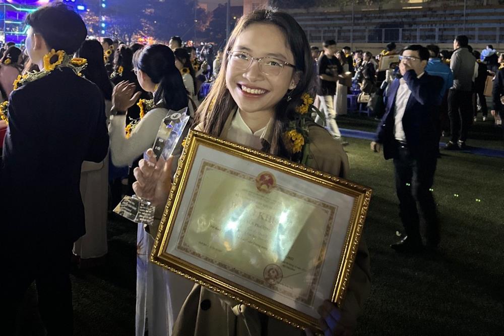 Nữ sinh vừa học vừa làm, trong 3 năm trở thành thủ khoa tốt nghiệp xuất sắc-5