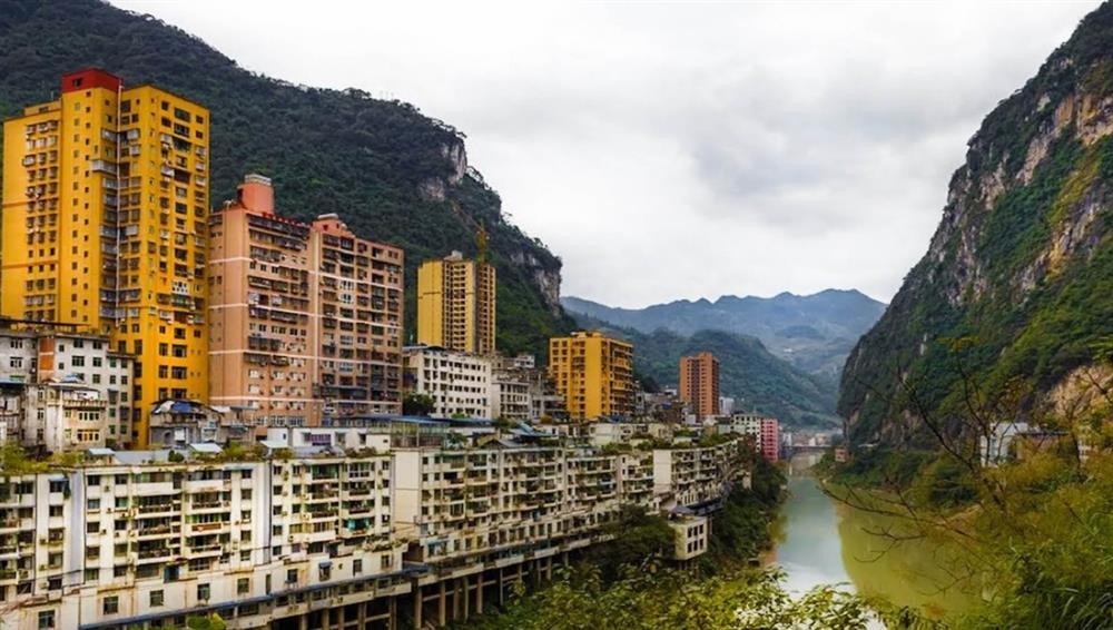 Kì lạ thành phố hẹp nhất thế giới, có chỗ chỉ rộng 30m-5