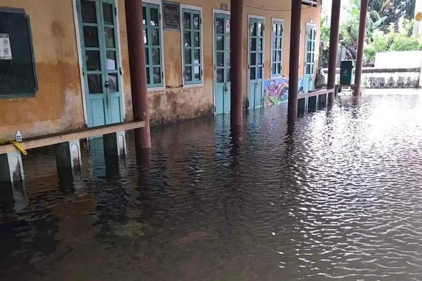 Clip ô tô trôi trên đường sau mưa lớn ở Bình Dương-3