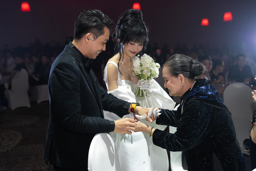 Đại gia Minh Nhựa nói lời ngọt ngào, ‘khoe’ giấy đăng ký kết hôn với Mina Phạm-3