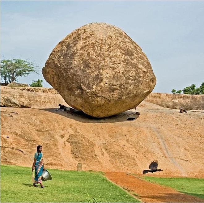 Tảng đá 250 tấn nằm nghiêng trên sườn dốc hơn 1.300 năm không đổ-1