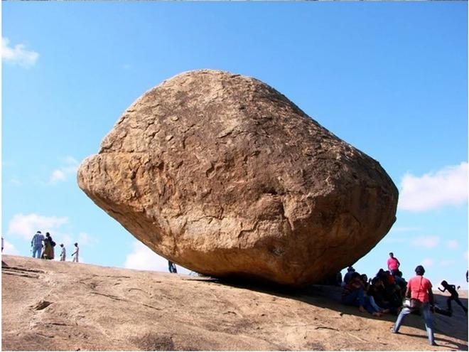 Tảng đá 250 tấn nằm nghiêng trên sườn dốc hơn 1.300 năm không đổ-2