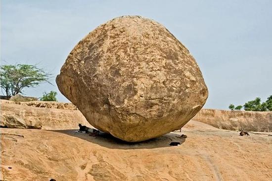 Tảng đá 250 tấn nằm nghiêng trên sườn dốc hơn 1.300 năm không đổ