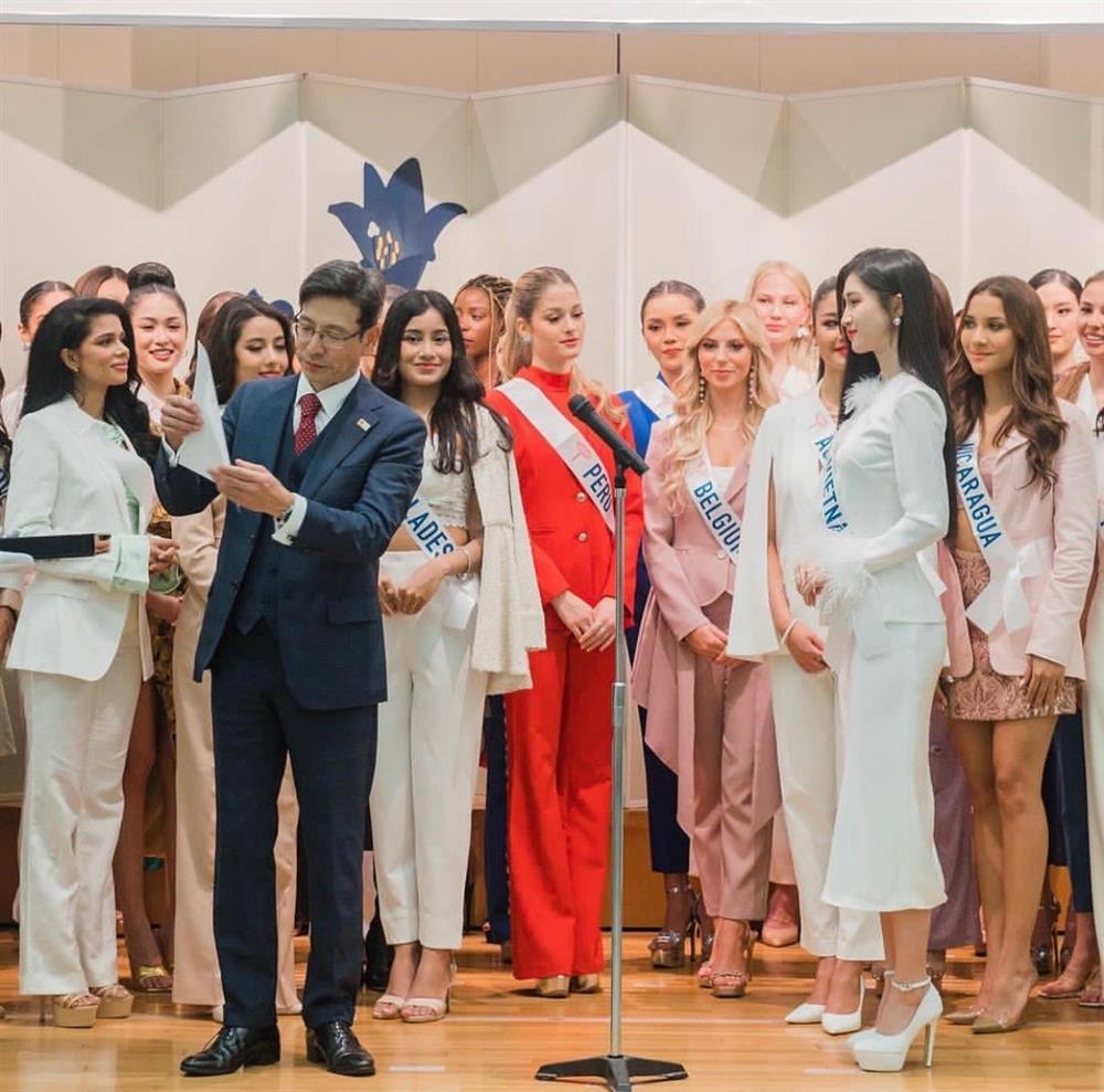 Á hậu Phương Nhi giành giải thưởng đầu tiên tại Hoa hậu Quốc tế-1