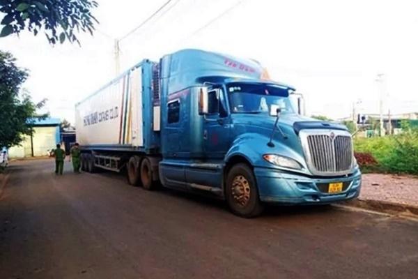 Xe tải tông vào nhà dân, ba cháu nhỏ bị thương-2