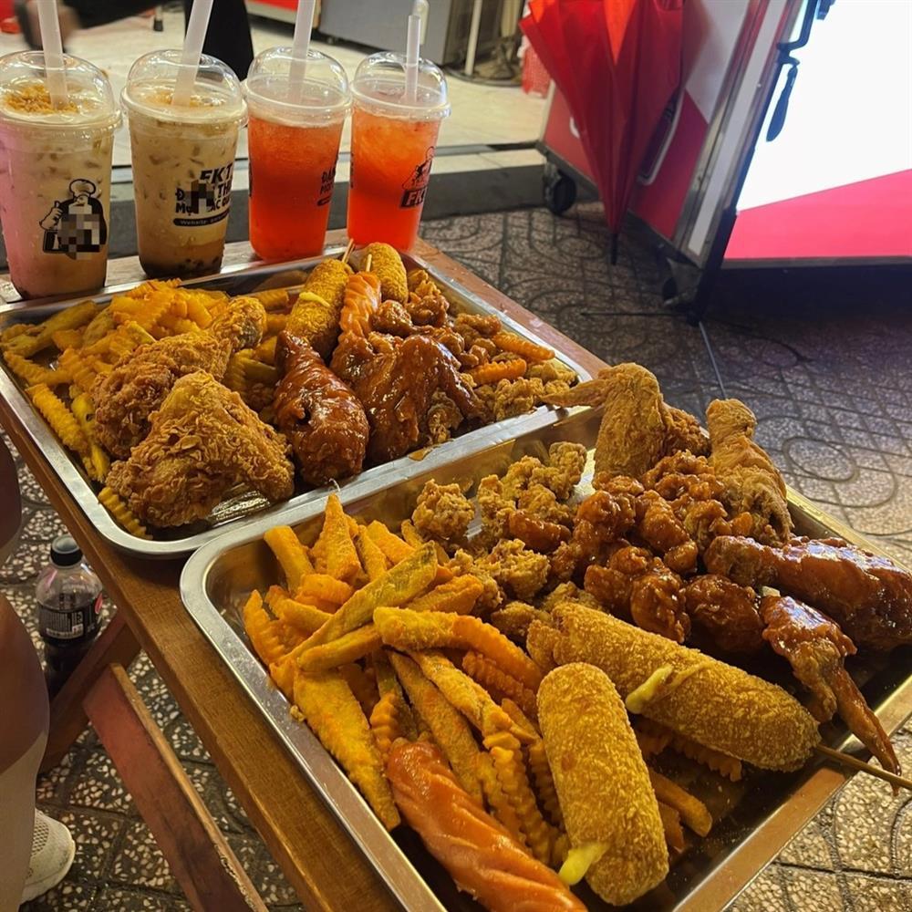 Cô gái ăn hết 2 mẹt gà rán siêu to, chủ quán TPHCM thưởng luôn 5 triệu đồng-1