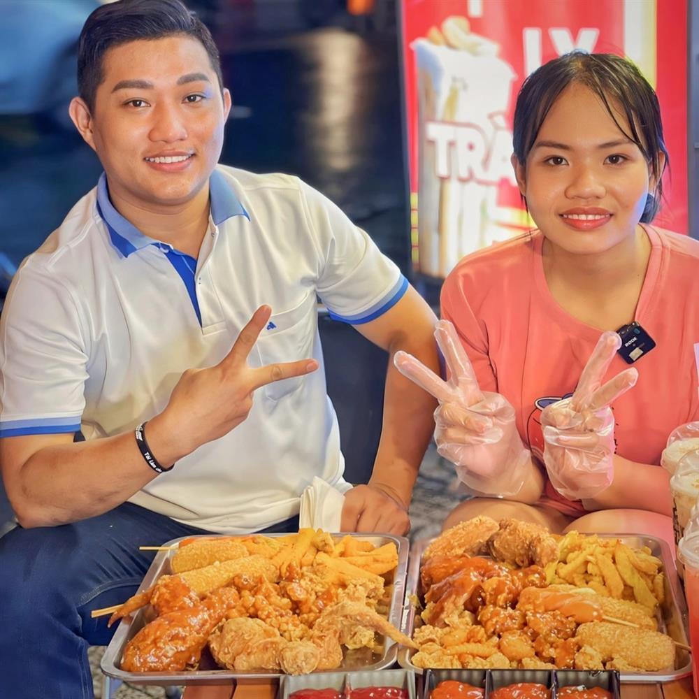 Cô gái ăn hết 2 mẹt gà rán siêu to, chủ quán TPHCM thưởng luôn 5 triệu đồng-2