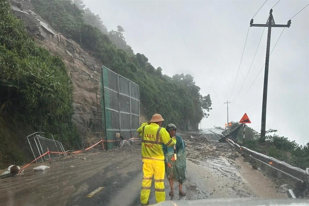 Sạt lở đèo Hải Vân, tạm dừng phương tiện lưu thông-2
