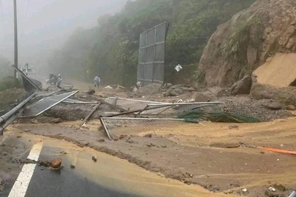Sạt lở núi làm sập một phòng học-3