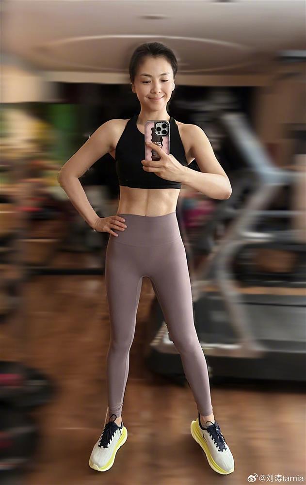 Mỹ nhân Thiên Long Bát Bộ gây bất ngờ với body săn chắc ở tuổi 45-1