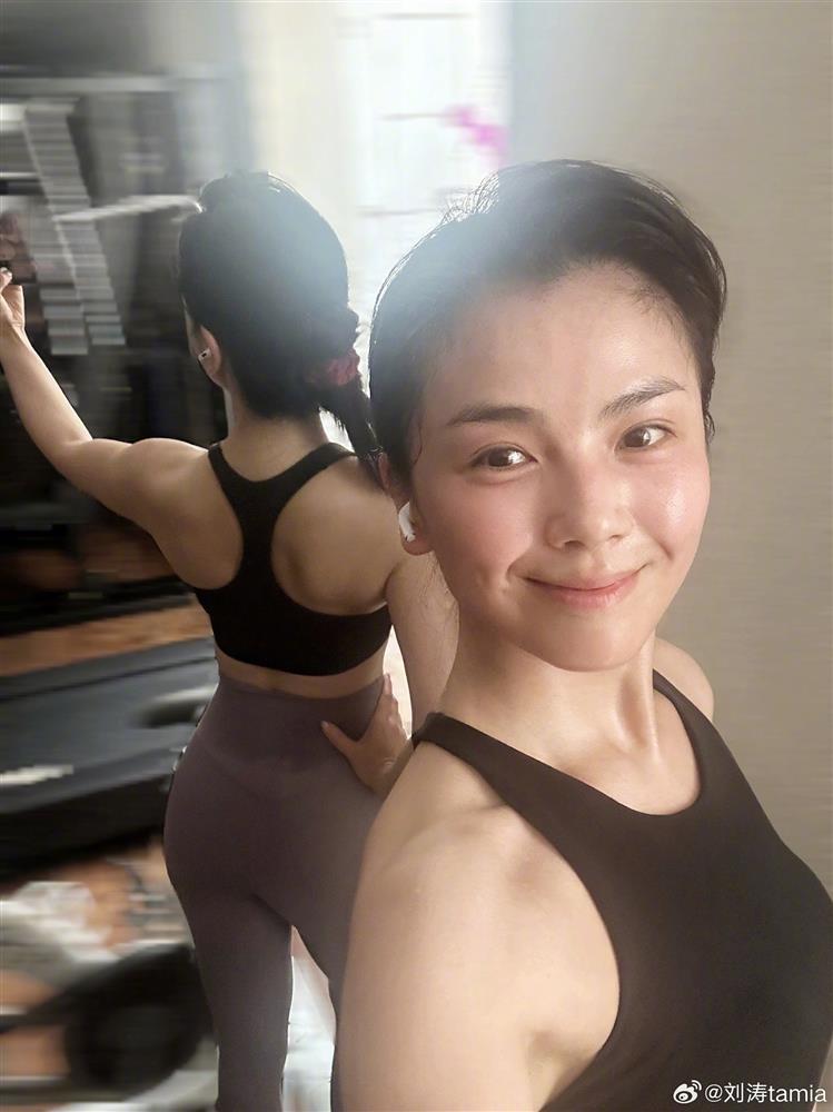 Mỹ nhân Thiên Long Bát Bộ gây bất ngờ với body săn chắc ở tuổi 45-3