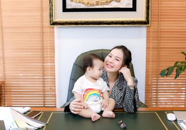 Diễn viên Quý Bình và bà xã doanh nhân Ngọc Tiền lần đầu khoe con trai-6
