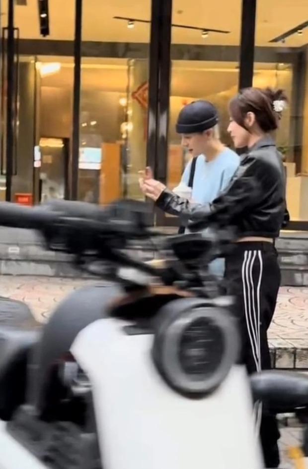 Fan bắt gặp Chi Pu và Amber sử dụng đồ đôi khi đi chơi riêng-3