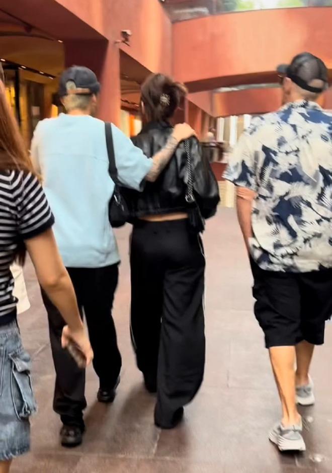 Fan bắt gặp Chi Pu và Amber sử dụng đồ đôi khi đi chơi riêng-4