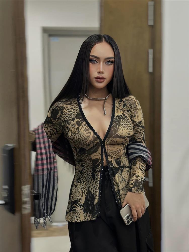 Nữ ca sĩ Việt khoe vẻ đẫy đà với áo bà ba xăm trổ gây chú ý-1