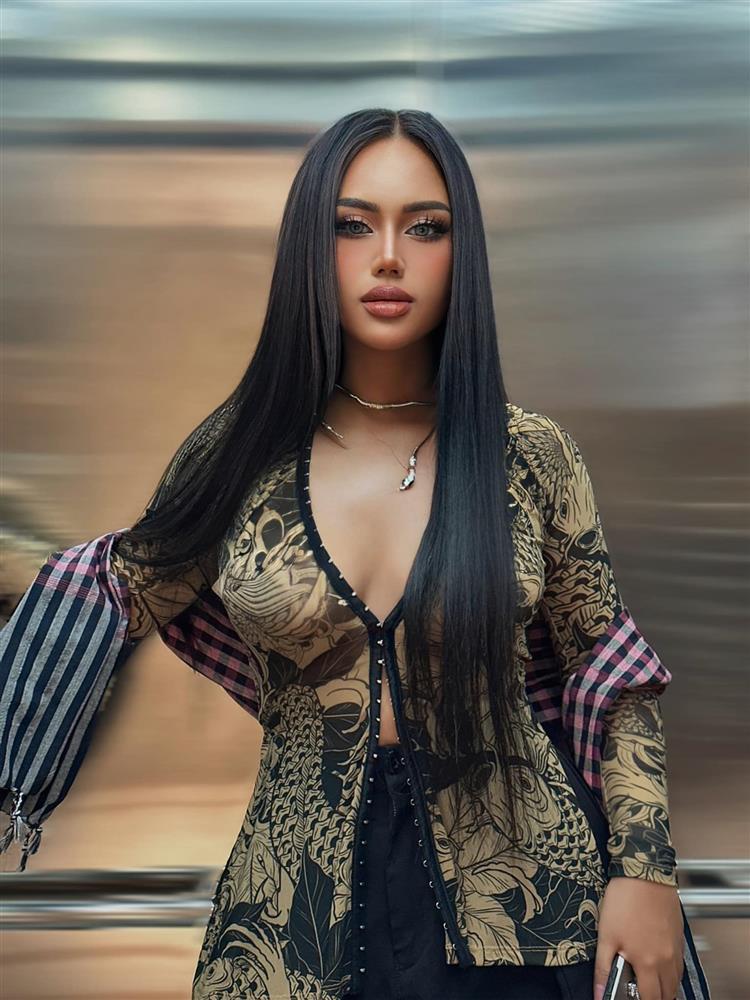 Nữ ca sĩ Việt khoe vẻ đẫy đà với áo bà ba xăm trổ gây chú ý-2