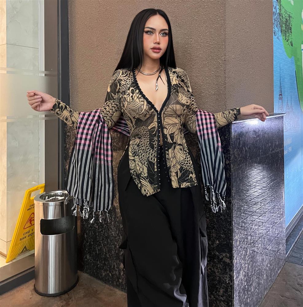 Nữ ca sĩ Việt khoe vẻ đẫy đà với áo bà ba xăm trổ gây chú ý-3