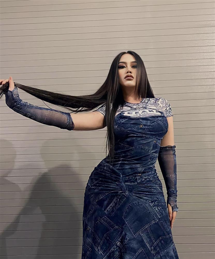 Nữ ca sĩ Việt khoe vẻ đẫy đà với áo bà ba xăm trổ gây chú ý-5